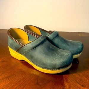 Women’s Dansko Clogs Size 7.5/38! Great Emerald Shoes!